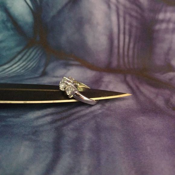 Swarovski Elements - Size 8 - Silver tone ring as pictured - Picture 5 of 9